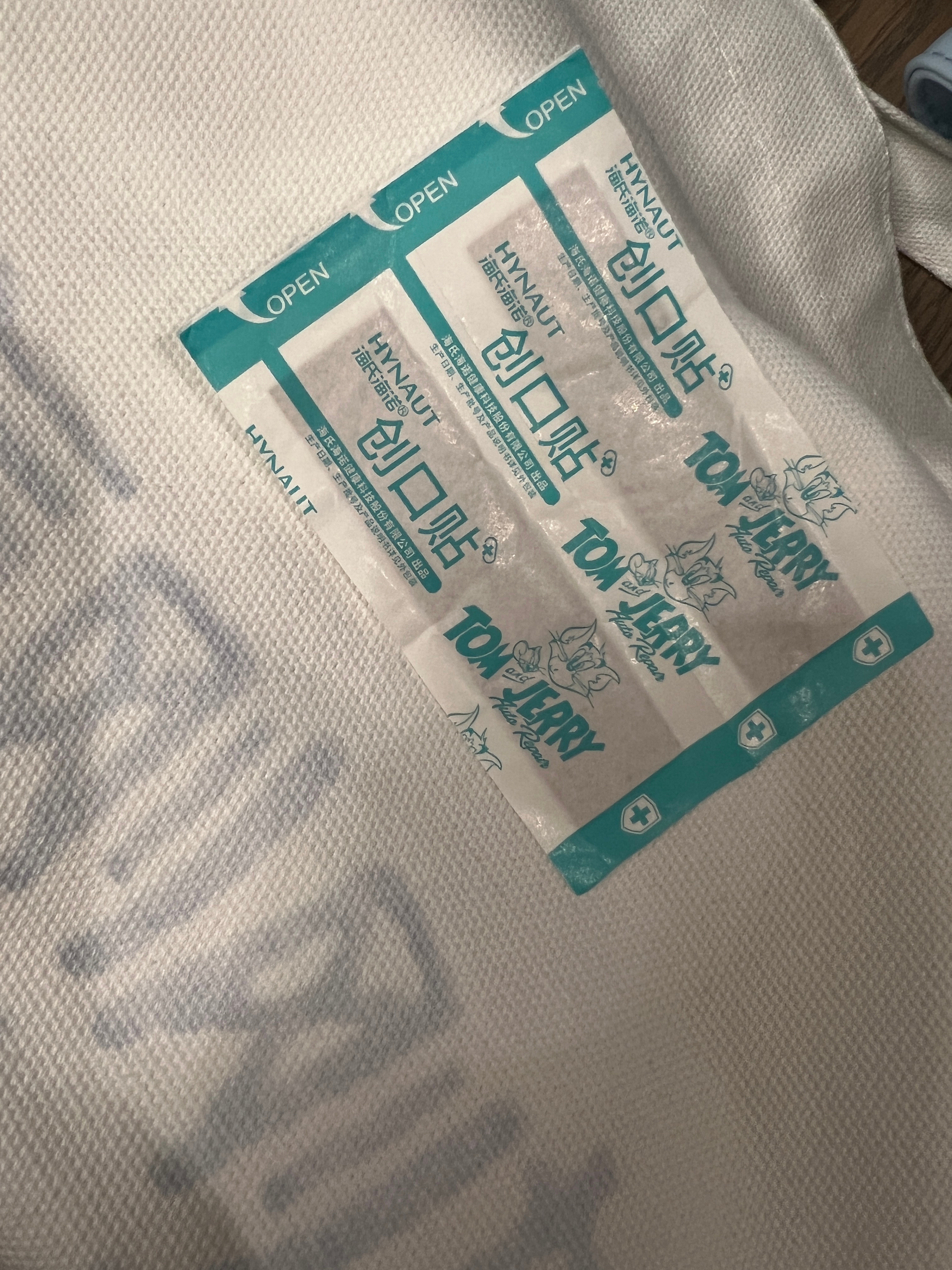 包包里的创口贴 是宝宝之前最经常用的表情包🥺每一个东西都这么用心 