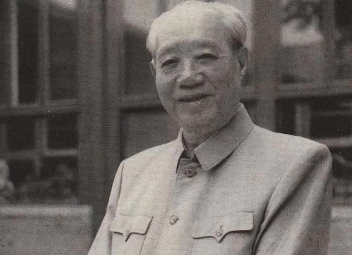 汪东兴深受毛泽东信任，但他执掌中央要害部门，在 “文革” 动荡时期，难以避开复杂