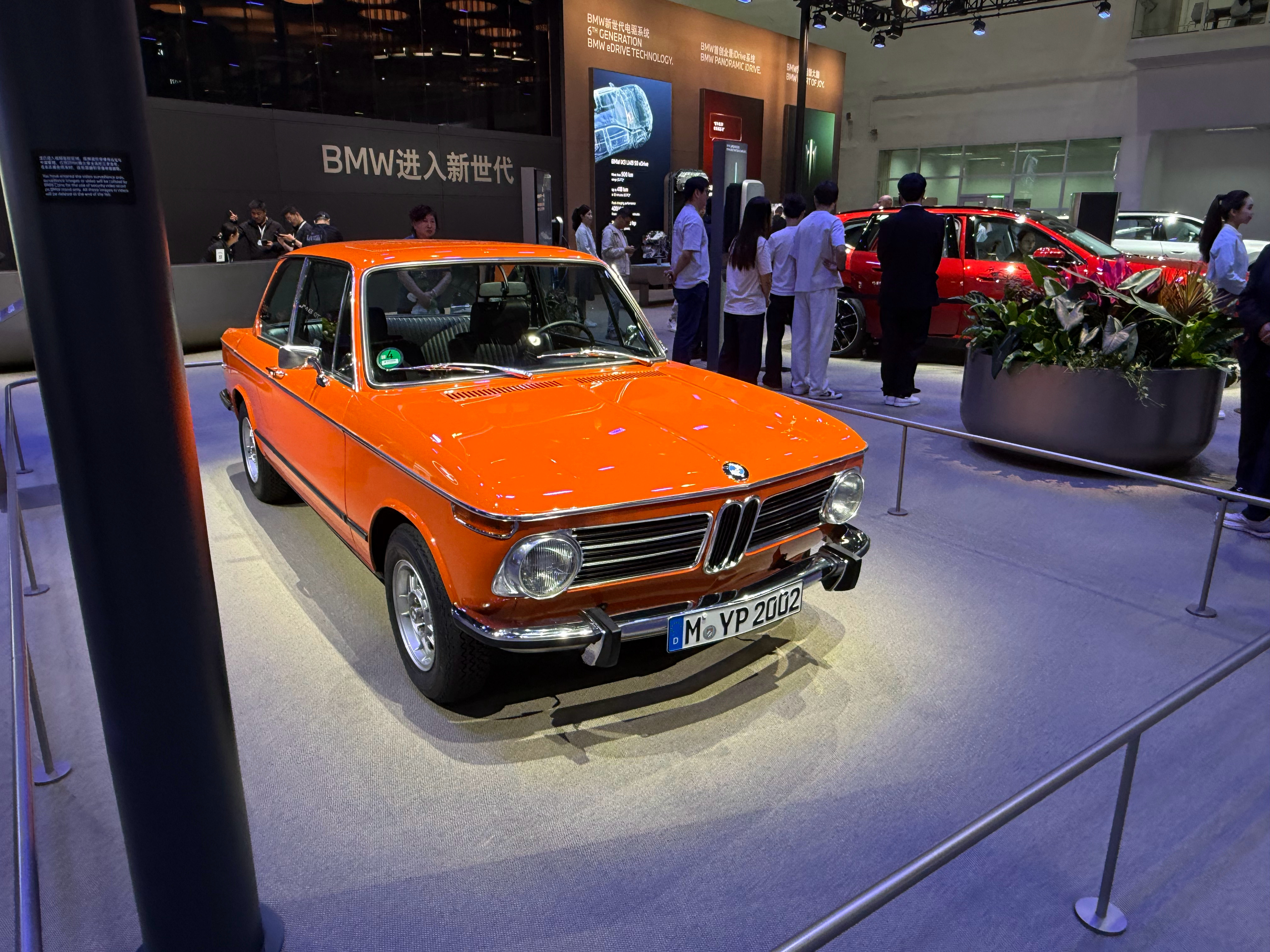 宝马2002 还是老车有感觉！宝马越老，鼻孔越小潮流永远是一个轮回，新款宝马设计