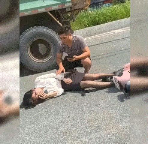 网友:小姐姐拿着手机搁那瞅啥呢？该不会是在选车吧？