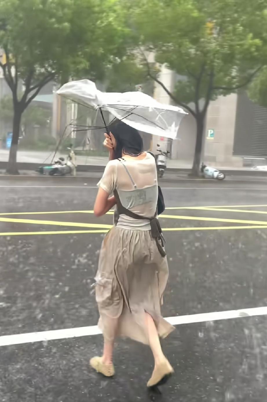 哪位大神告诉我，这位女士这么打伞有什么用？[捂脸]