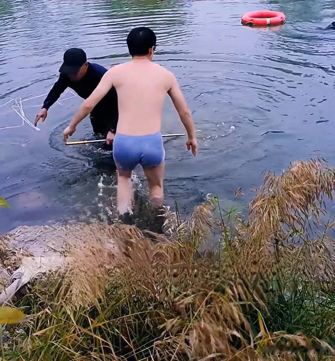  见义勇为！11月9日涝洰河公园有群众落水，正在公园带孩子游玩的临汾高级技工学校