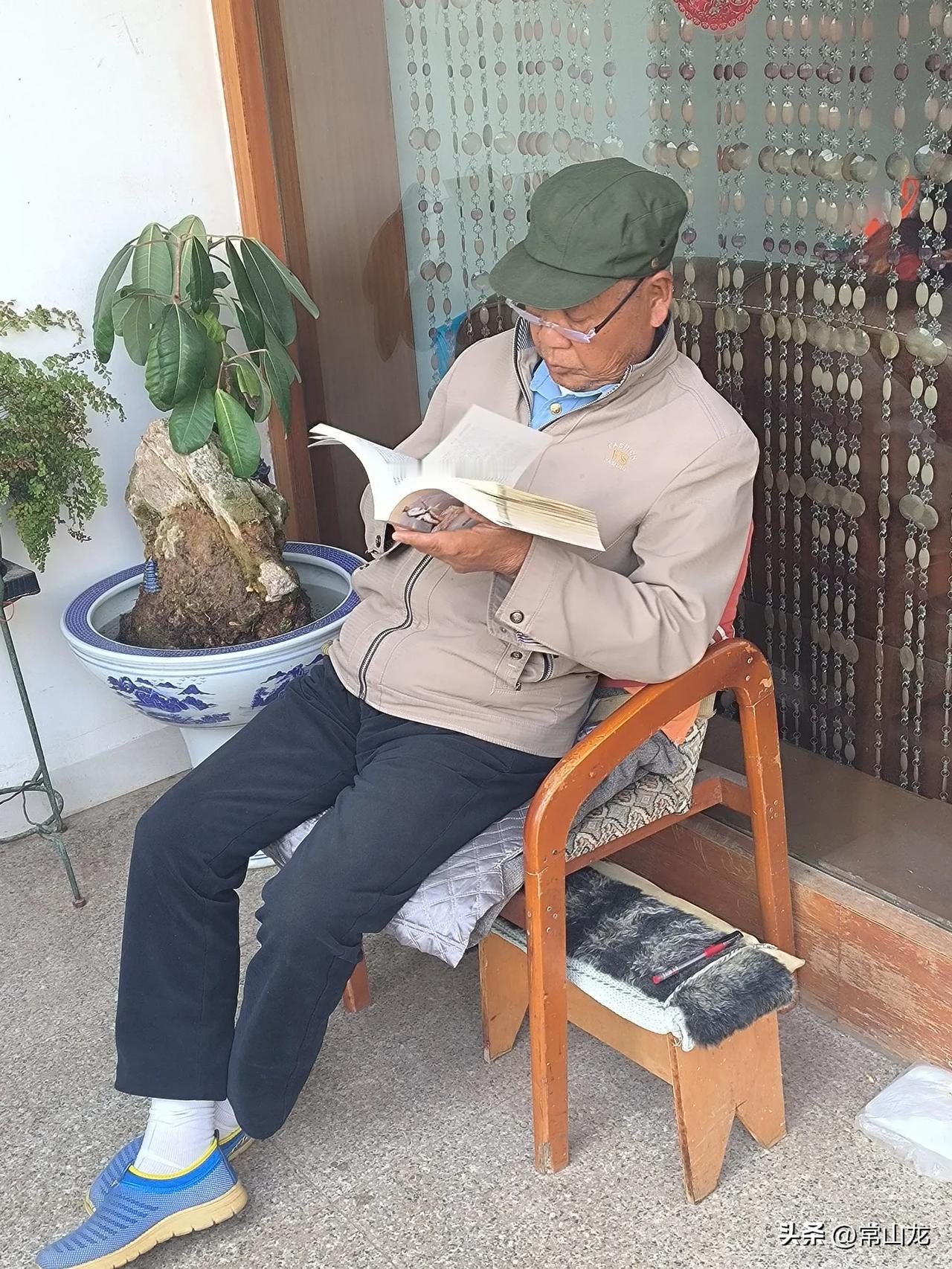 老爸昨天晚上要如厕，我把他扶上了坐便器，站在门外等候。
过了一会儿，老爸突然说：
