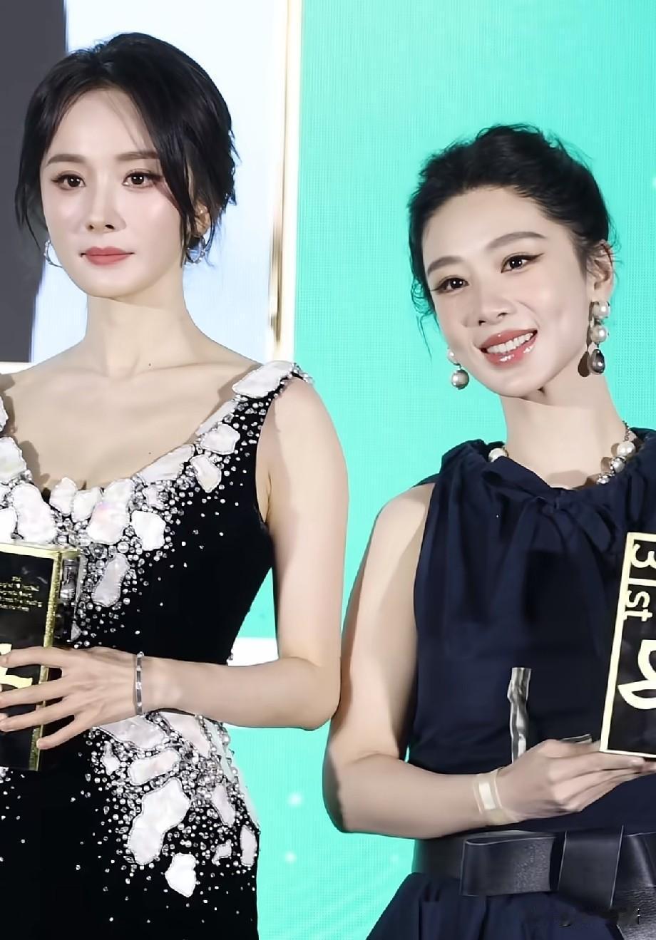 白玉兰名场面！杨幂杨紫罕见同框，顶峰相见打破女星雌竞偏见
 
第31届上海电视节