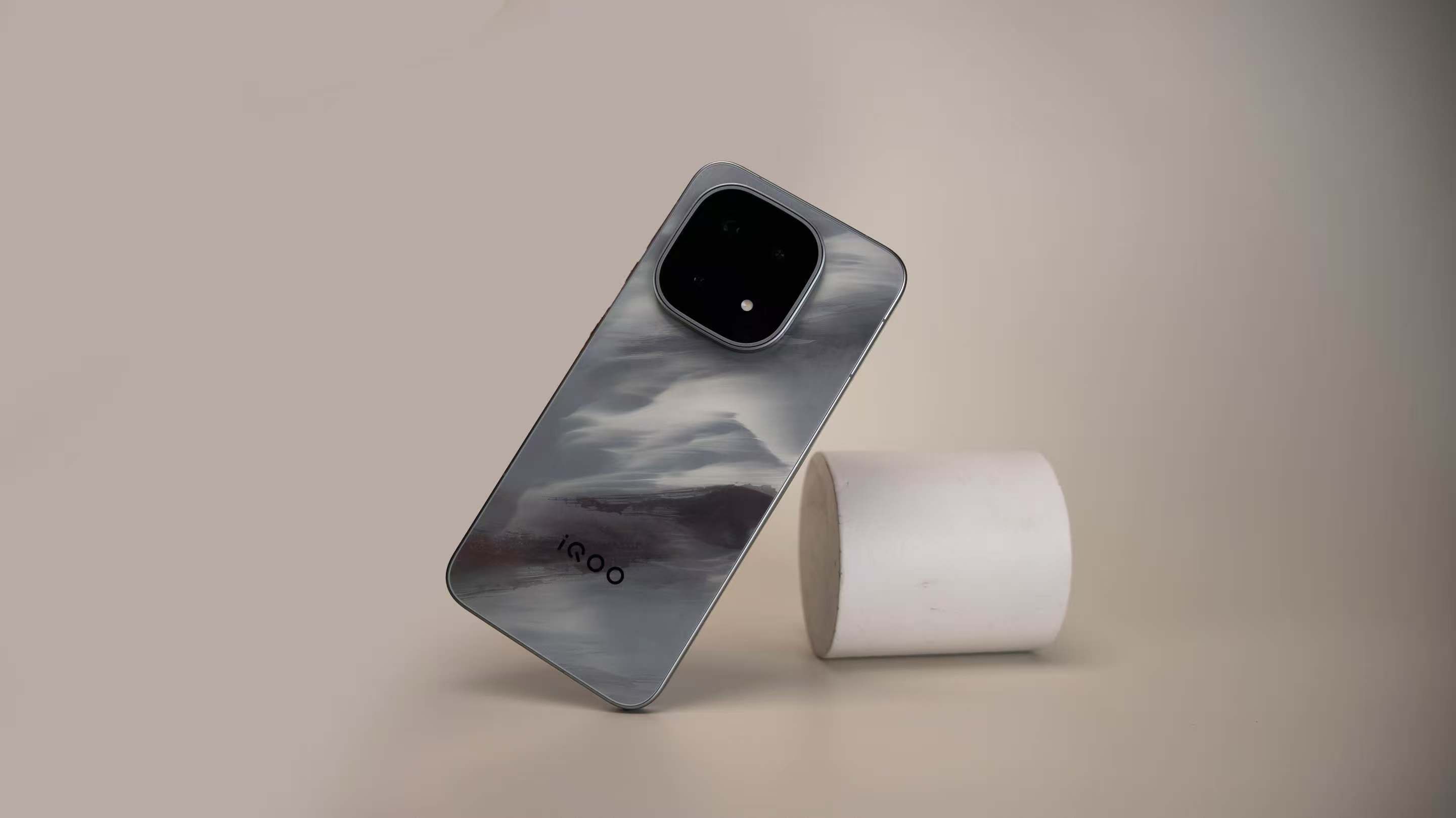 让我看看还有谁没有在用iQOO15?iqoo15