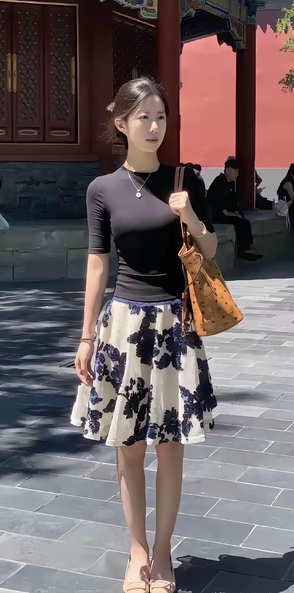 依你的直觉，感觉她有过婚史吗？