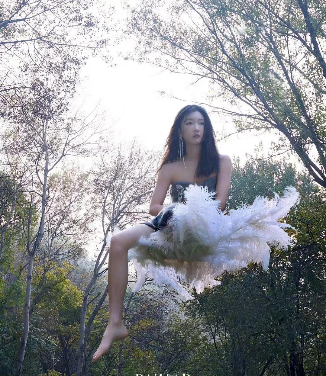周冬雨这是啥造型？咋还上天了呢？这是周冬雨为某知名品牌拍摄的宣传片。这宣传片玩出
