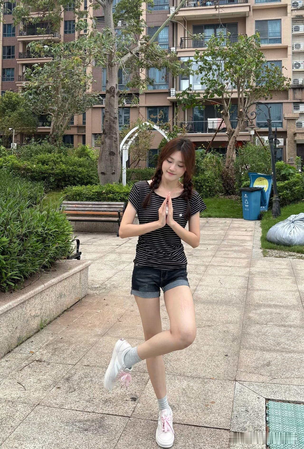这位小姐姐在公园里开心地跳舞。