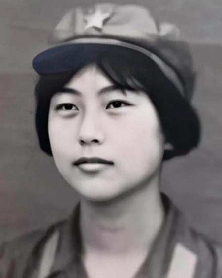 1982年，一女飞行员驾驶运输机从张家口机场起飞，刚飞到700米高空，突然发现一