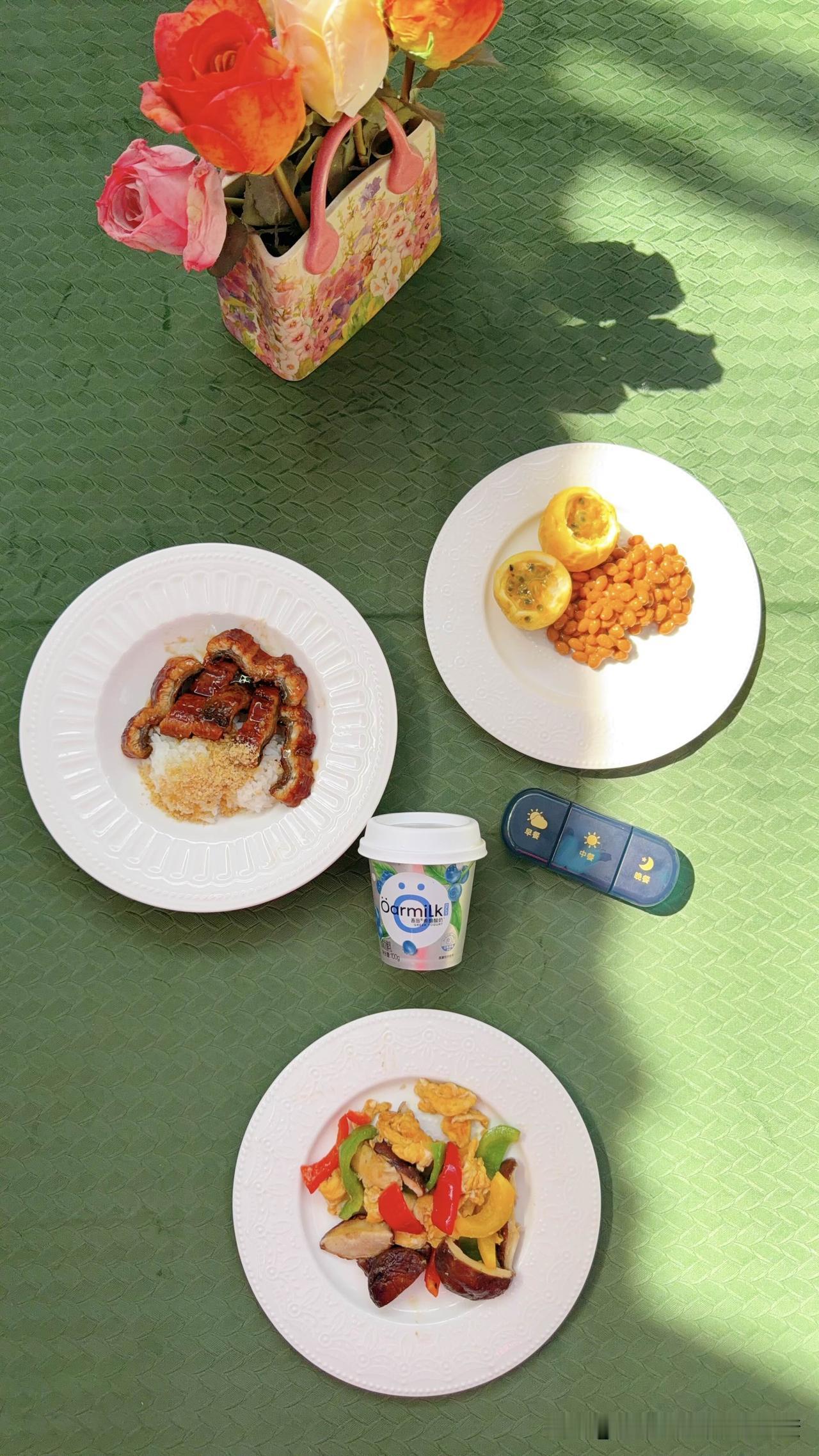 一人食彩虹餐，几口米饭小麦胚芽鳗鱼饭，国产纳豆，发酵豆制品更好吸收，彩椒蘑菇炒鸡