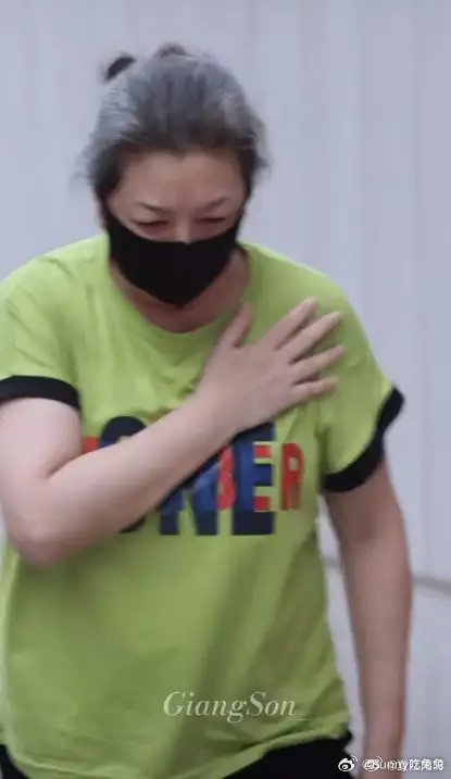 江珊这是怎么了58岁江珊近况深耕话剧多年从不敷衍舞台，哪怕身体不适也坚持完美收官