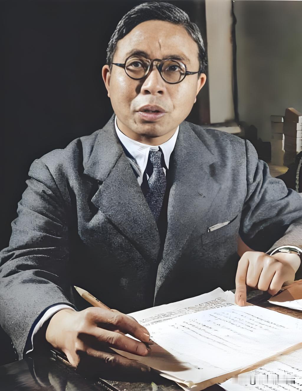 你看1941年重庆照片中这位，王世杰。那会儿他可是老蒋跟前的大红人，当的是国民党