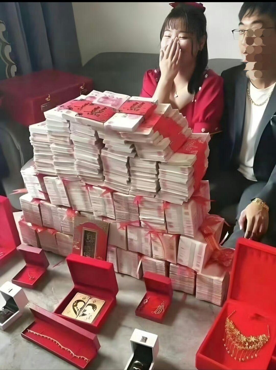 天价彩礼与重金饰：压在男性身上的婚姻焦虑枷锁。刷到网友分享的这张婚嫁照片，画面里