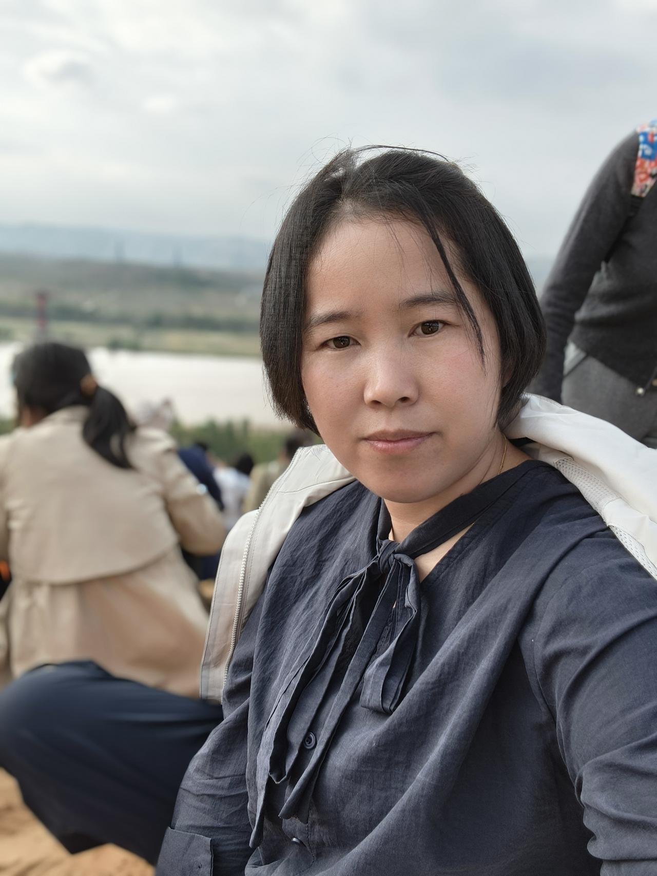 人心如此现实
除了父母真心盼你好
旁人见你风光就酸涩

亲兄弟也比拼得失
姐妹间
