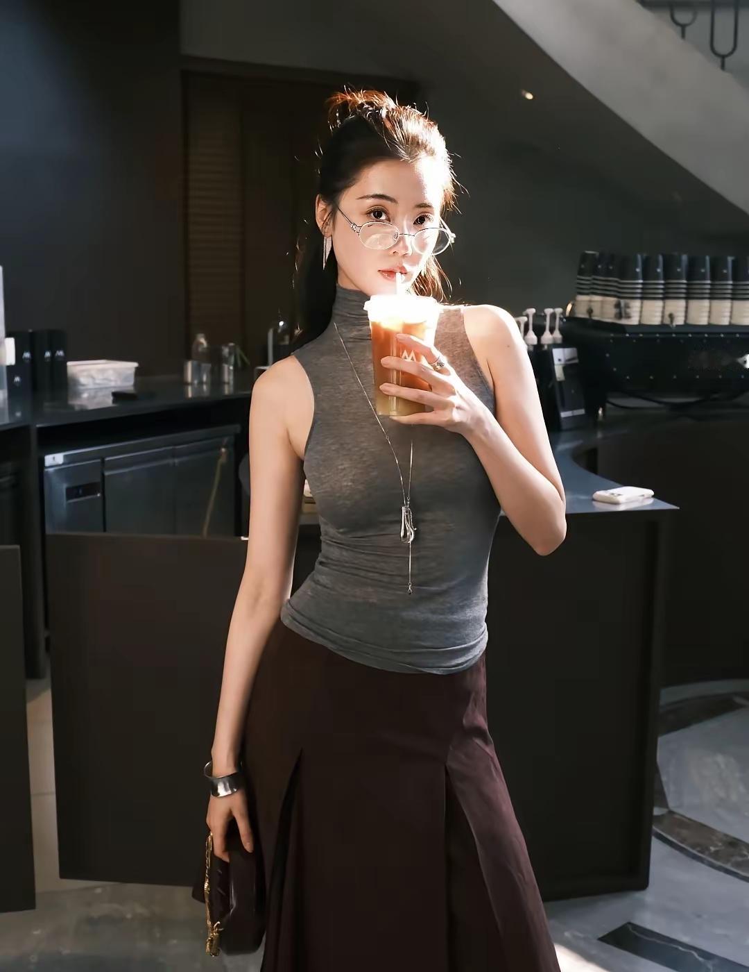 悠闲午后，一杯咖啡，一份宁静。何以解忧？一杯奶茶足矣。模特浑身散发着光芒什么样的