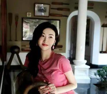很多女明星的好看靠高定礼服加持，而景甜这组庭院随拍，只用一件普通粉色短款 T 恤