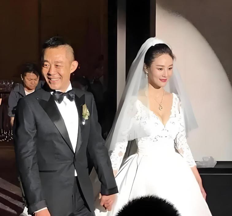 2011年，正值事业上升期的演员潘雨辰，毅然冲破家人阻力嫁给刚离异的侯勇。
 