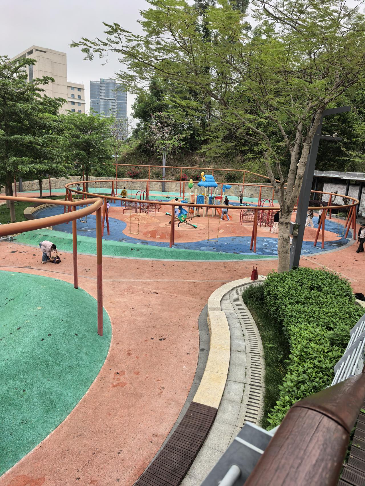 给深圳的老年朋友一点建议：错峰乘车，错峰去公园。
       周六周日，节日假