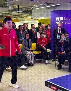 梁靖崑在拉夫堡大学做活动，
现场打乒乓球没接到，
被人喊让二追三，
自己笑，
莎