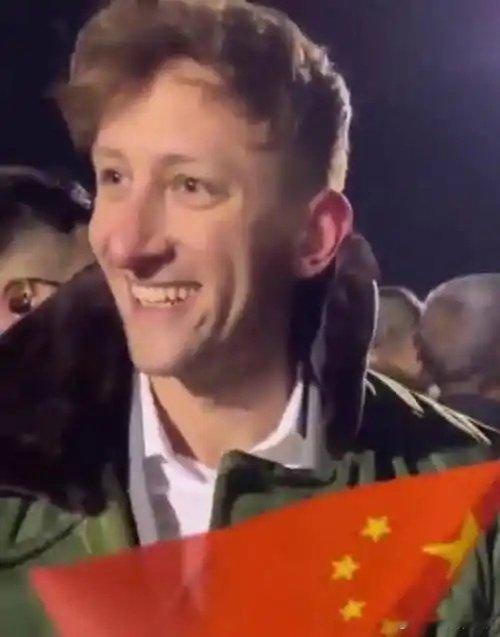 在广州陈家祠，舞狮送好运生菜，他珍视相随。学醒狮动作认真，绘广彩创意活泼，此行难