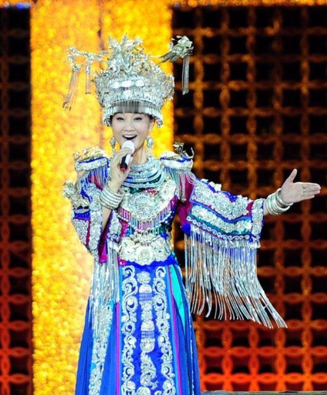 1996年，宋祖英亲手把18岁的小保姆送进了监狱，一判就是12年，而这个保姆还是