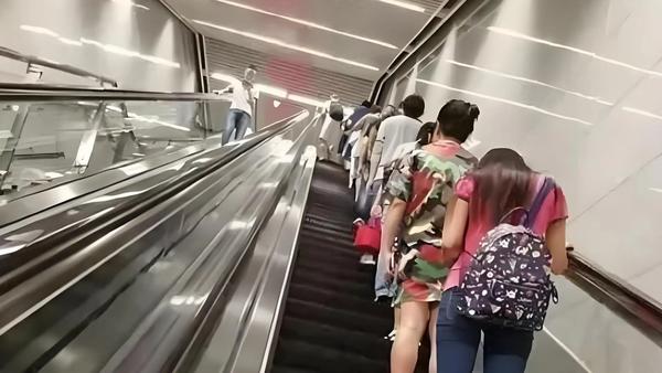 近日，北京朝阳法院通报一起涉扶梯“左行右立”的侵权纠纷案，再次引发公众对这一所谓