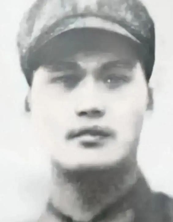 1979年，为了掩护战友突围，郑宏余和两名机枪手留下来阻击越军。激战中，两名战友