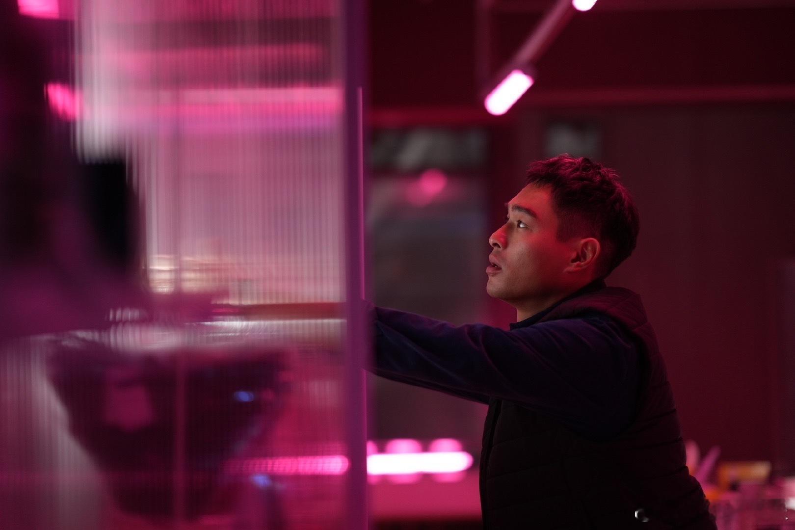 人家就是可以做到这么厉害，让人很喜欢的～监制并主演的作品《今夜一起为爱鼓掌》大家