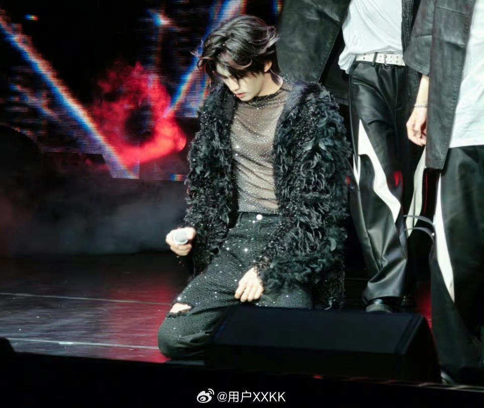 云旗透视装 云旗郝熠然澳门演唱会，云旗透视内搭好性感，是戴了剧里是面具吗！云旗摘