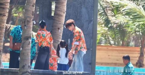 余宇涵抱小女孩路透 余宇涵《海角88号》海边路透，花衬衫造型清爽又干净，抱着小女