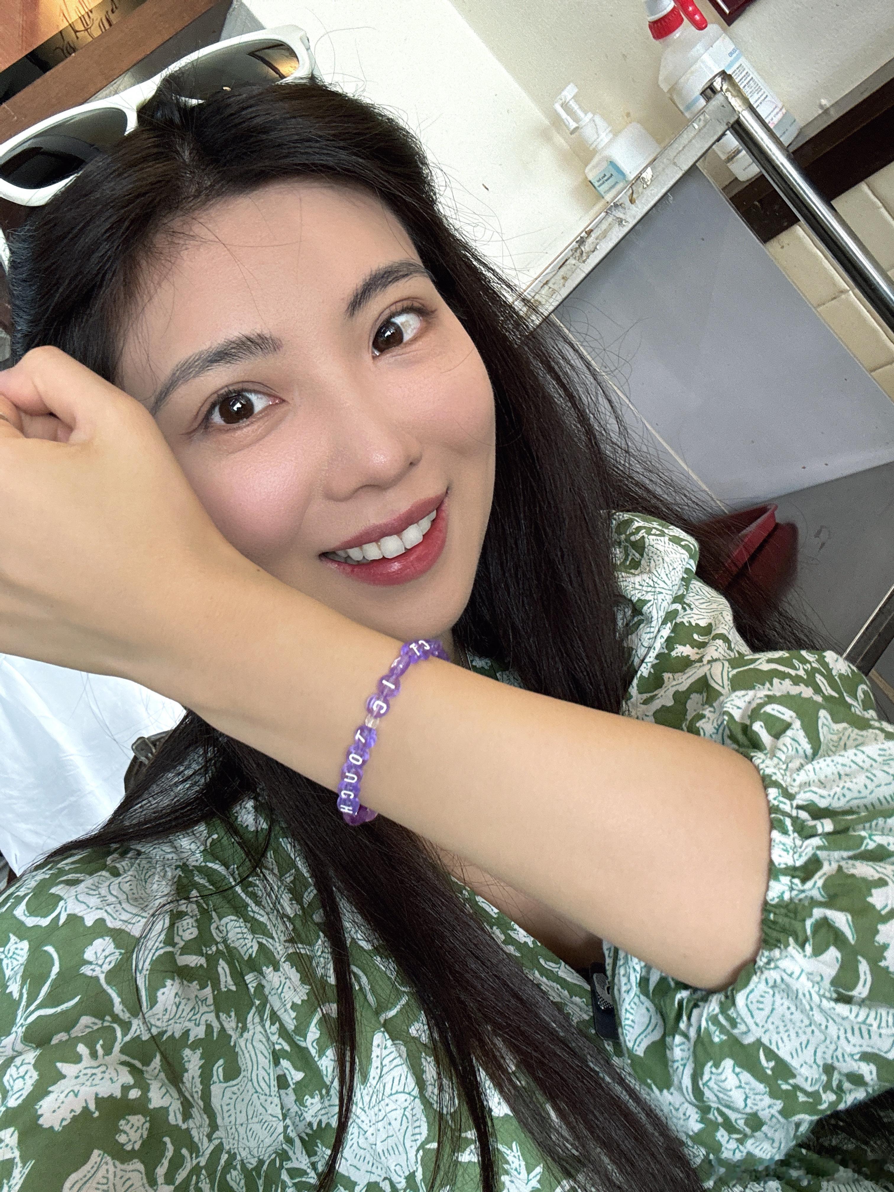 刚刚吃饭的时间 遇见了一个认识我的小姐姐 居然送我了一条友谊手链我的第一条手链 