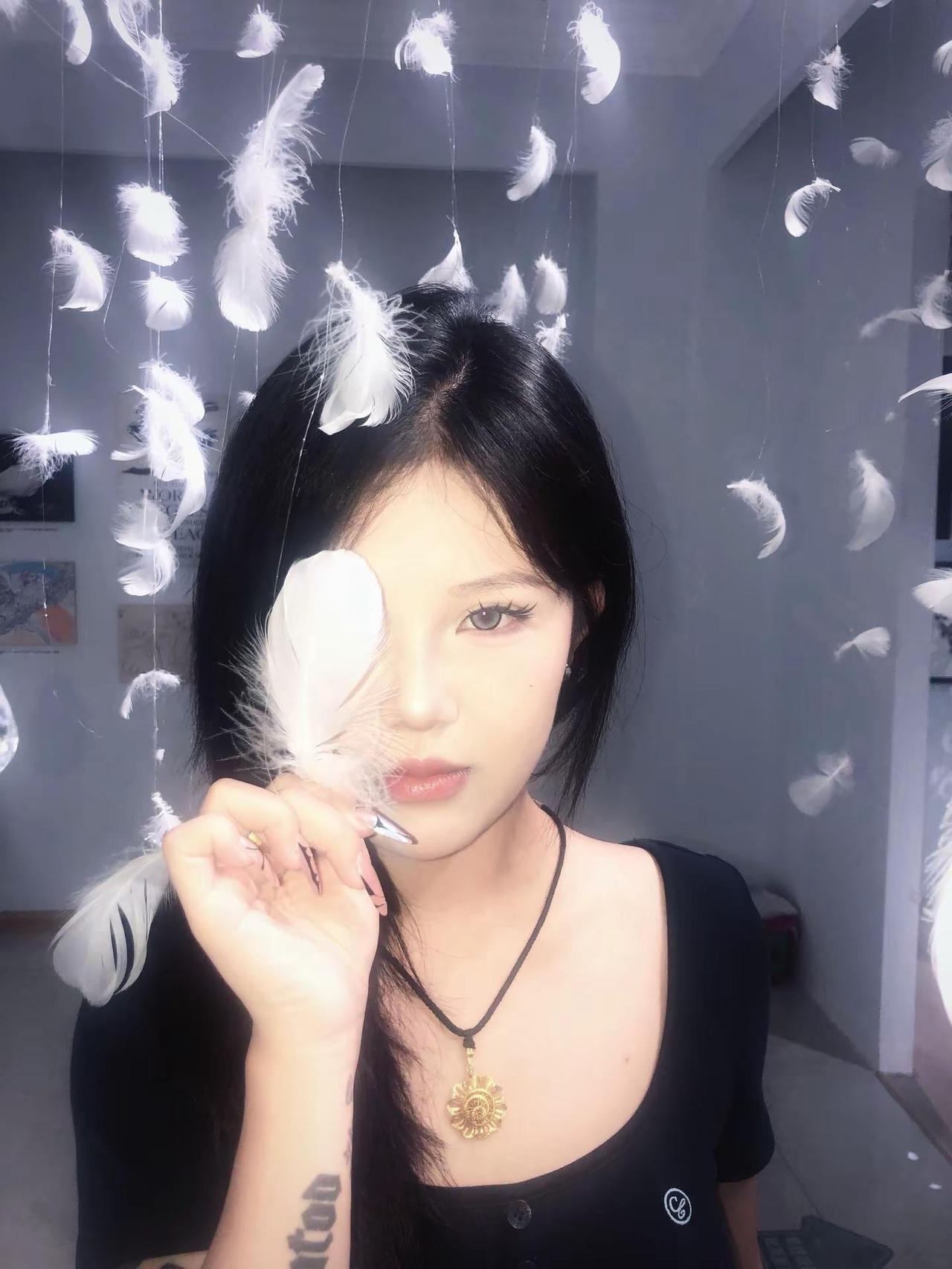 你我的缘 仓促的像一场骤雨 念旧的人 会被困在回忆里。