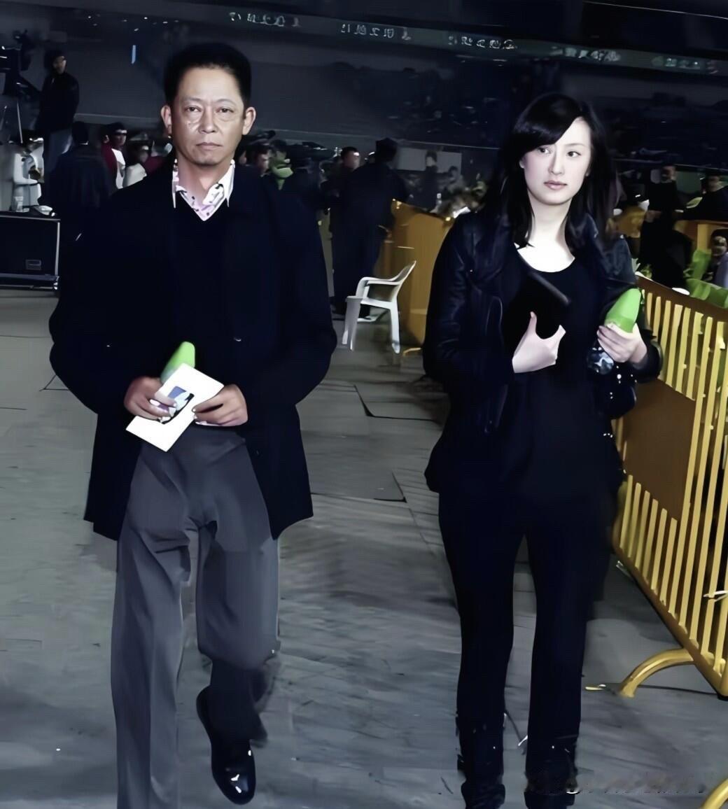 被王志文的表情给逗乐了，怎么有这么漂亮的一个富豪老婆陪伴一起出席活动，还是满脸的