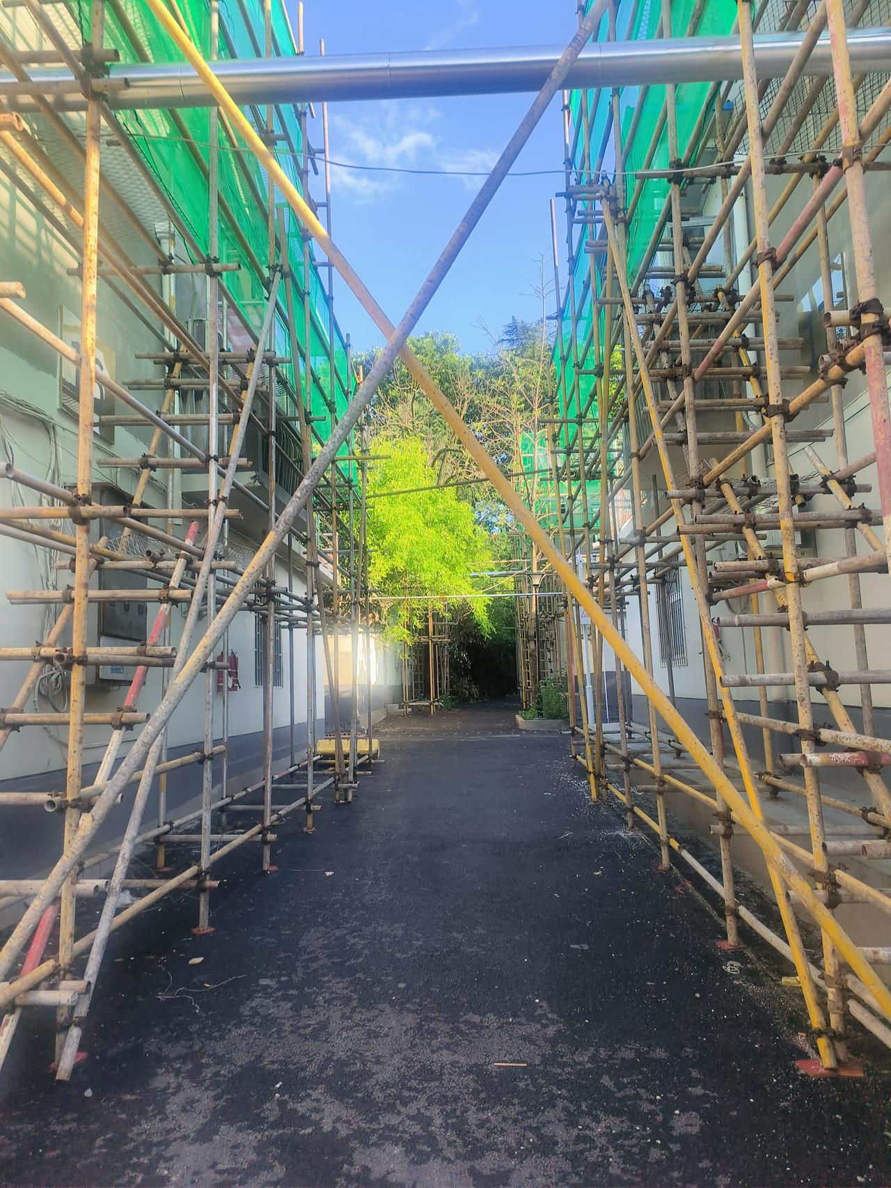 洞山中兴村，坐落于原市委南，原是市委市政府家属房，也曾是洞山地区最好的住房，广场
