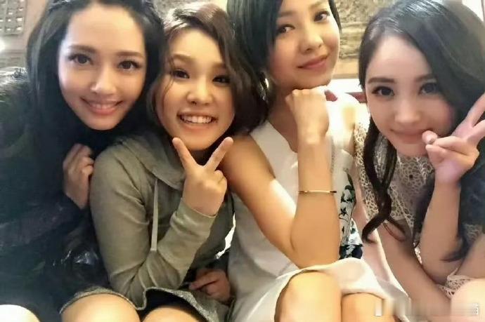 谢依霖曝和杨幂郭碧婷见面不能化妆 小时代姐妹花的感情真的没话说，这么多年还能素颜