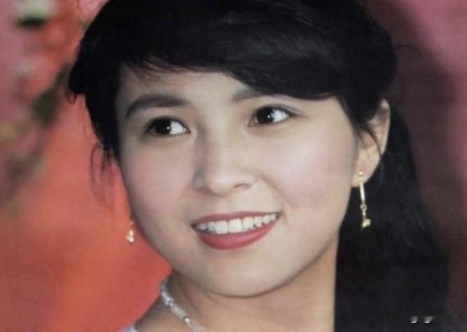 李羚，1958年12月30日生于上海，原籍河北永年。
原中央实验话剧院国家一级演
