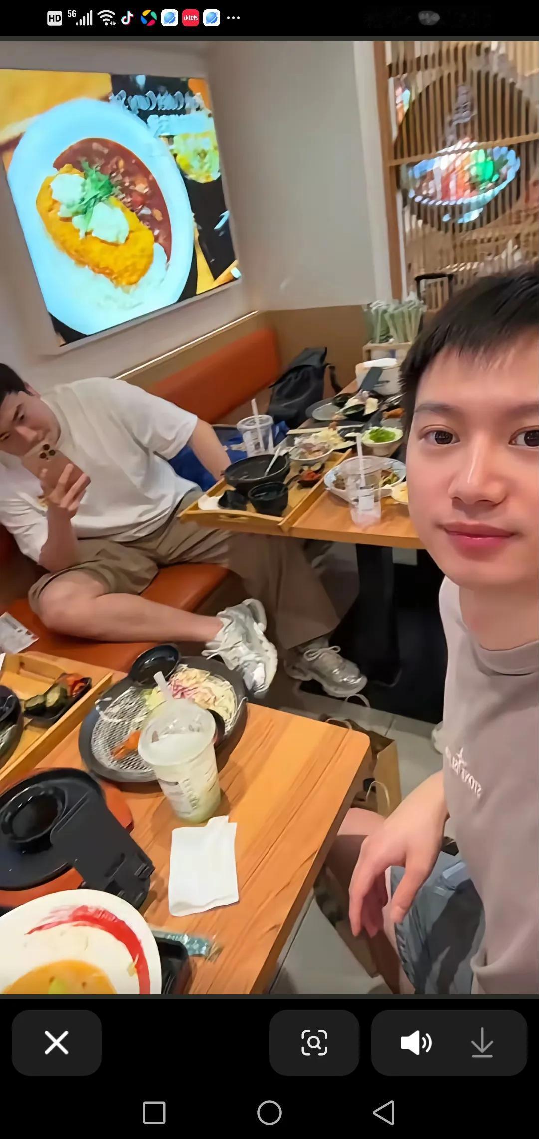 周雨很帅，现场比拍照更帅气！腿也很长哎。昨天下午在成都机场看见了！[比心]
可爱