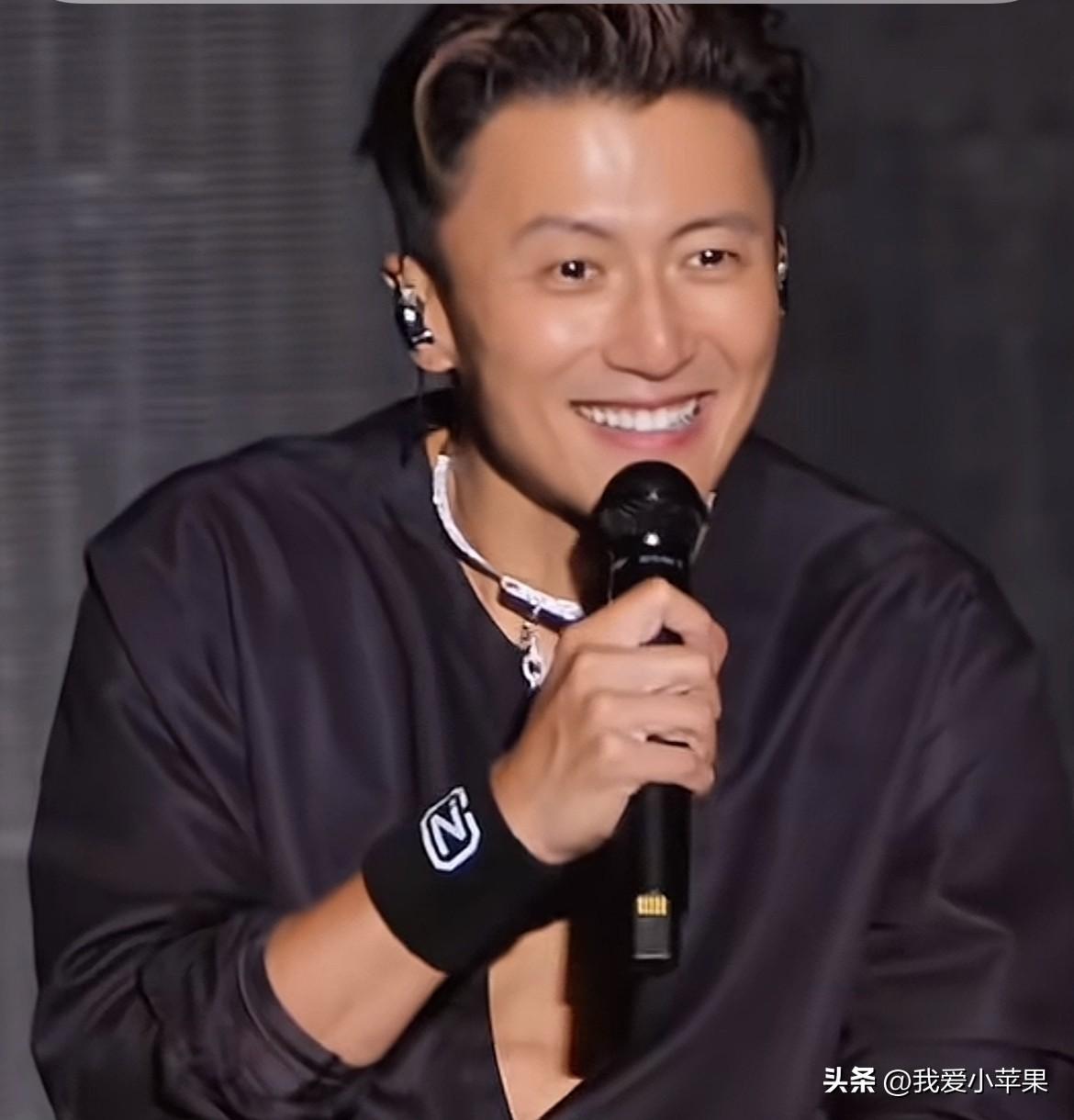 咱就说林更新这链子不比谢霆锋的宝石大多了，怎么戴出的效果就是不一样呢？
谢霆锋深