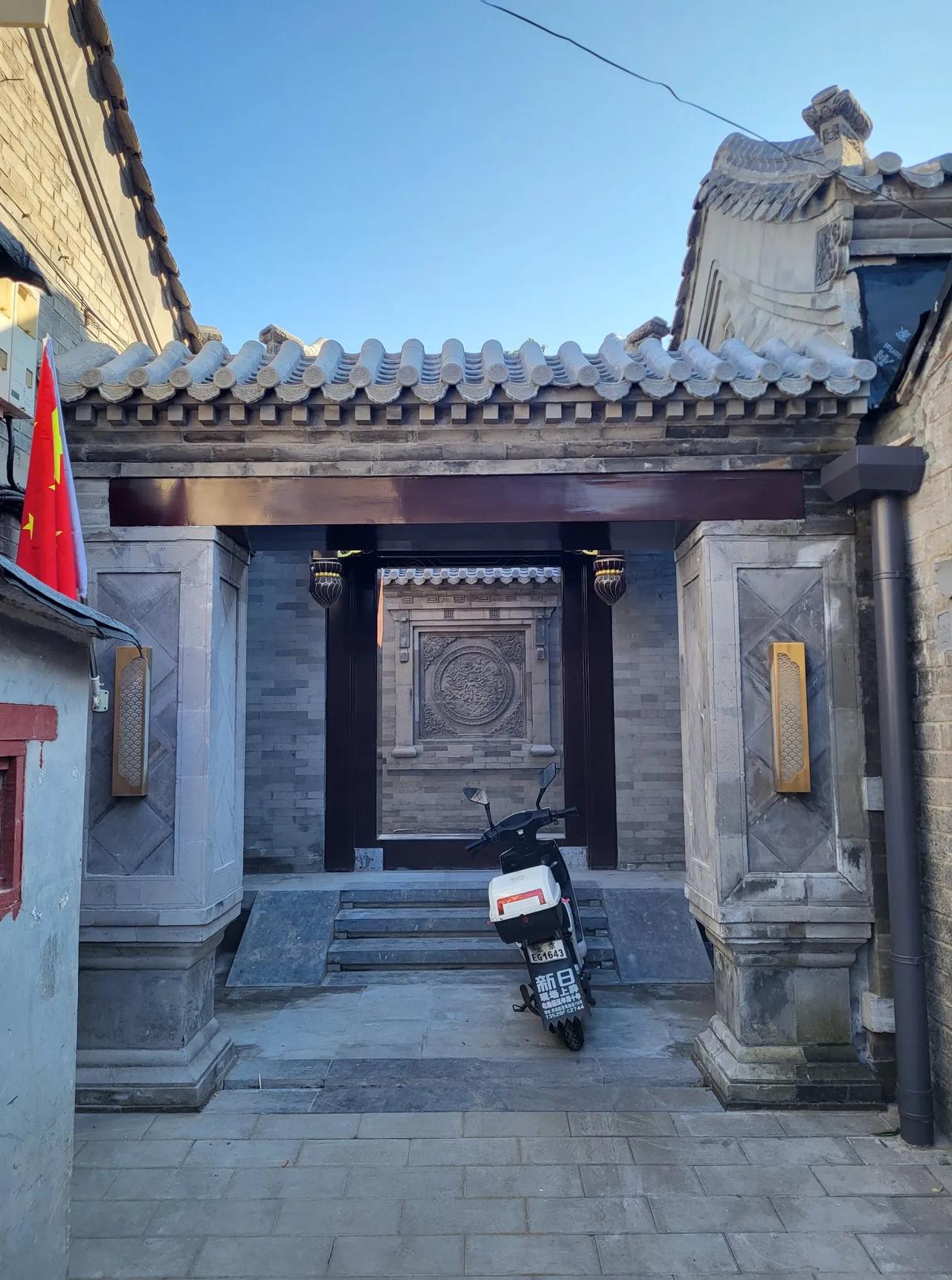 在阜成门内大街南侧的胡同里，有一座新建的四合院。
该院坐南朝北，为随墙门，进门迎