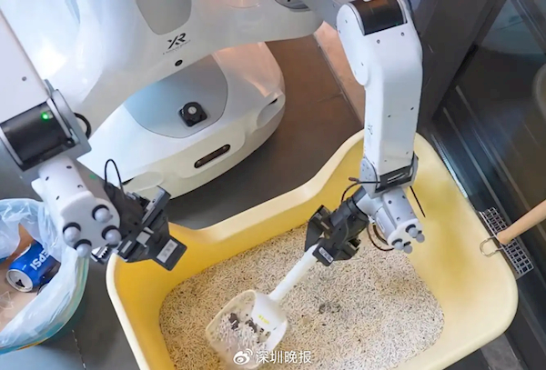 【我国首个机器人保姆正式上岗】近日，全球首款家用机器人保洁员在深圳正式投入运营，