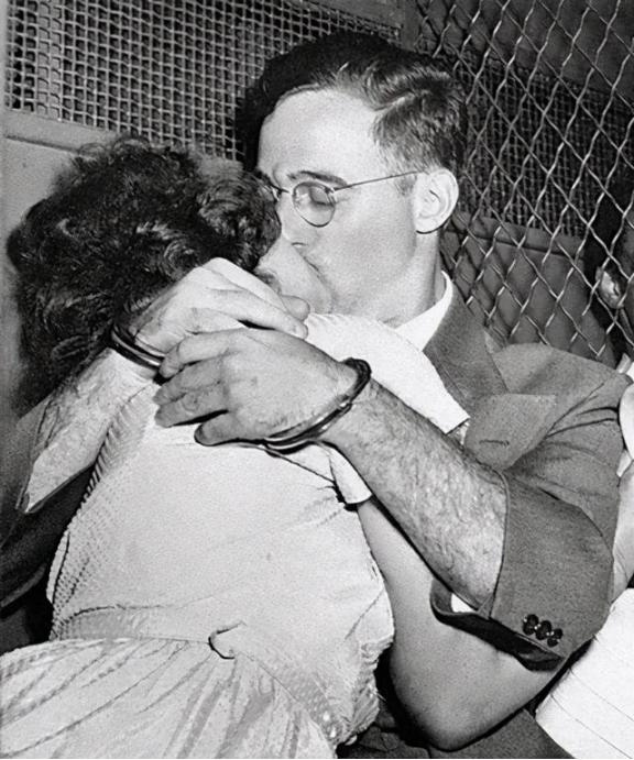 1953年6月，美国法院在证据不足的情况下，将罗森堡夫妇送上了电椅，生前最后一吻