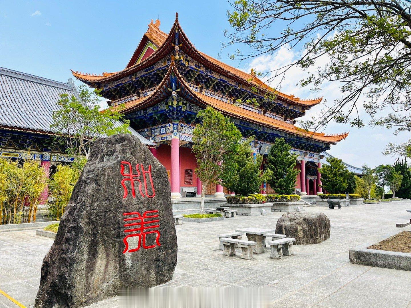 【#大理崇圣寺三塔深邃祥和悠远绵长# 】崇圣寺三塔西对苍山应乐峰，东对洱海，始建