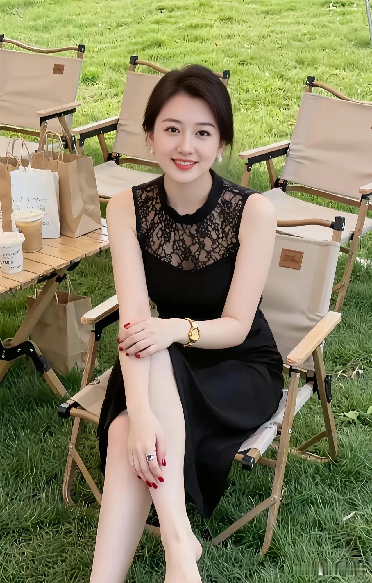我被一阵风困在这里很久了，它吹不动我，也放不下我。

晨光渐渐亮了，忽然想问问—