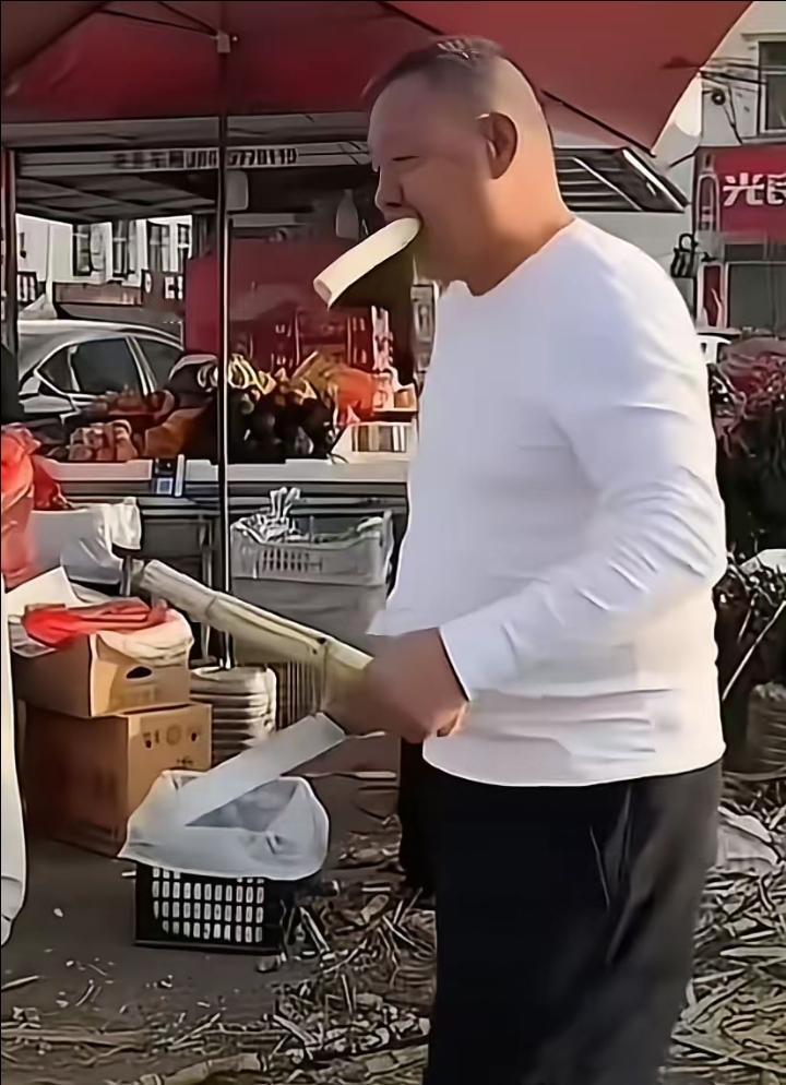 胖东来创始人于东来退休后的生活也太接地气了！被网友偶遇街头砍甘蔗，动作麻利又干练