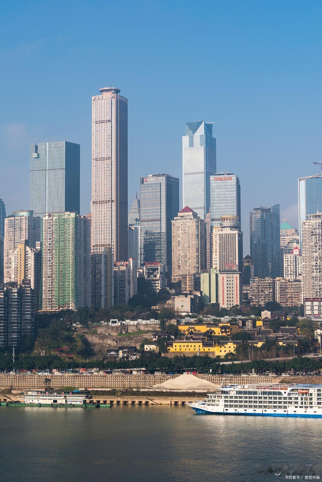 重庆春日，山城苏醒。两江碧波映照着新绿的南山，轻轨穿楼而过，与盛开的樱花、玉兰相