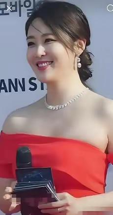 千年不遇的主持美女，比周涛美了几条街