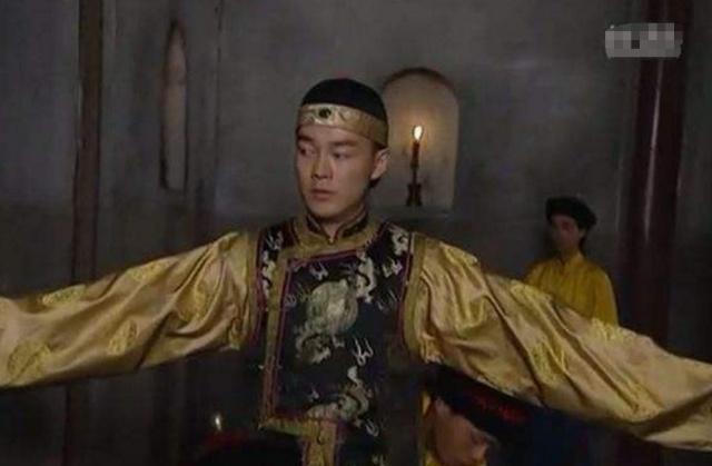 雍正五年八月初六，也就是1727年，清朝皇族的户籍档案里，有一个名字被正式划掉了