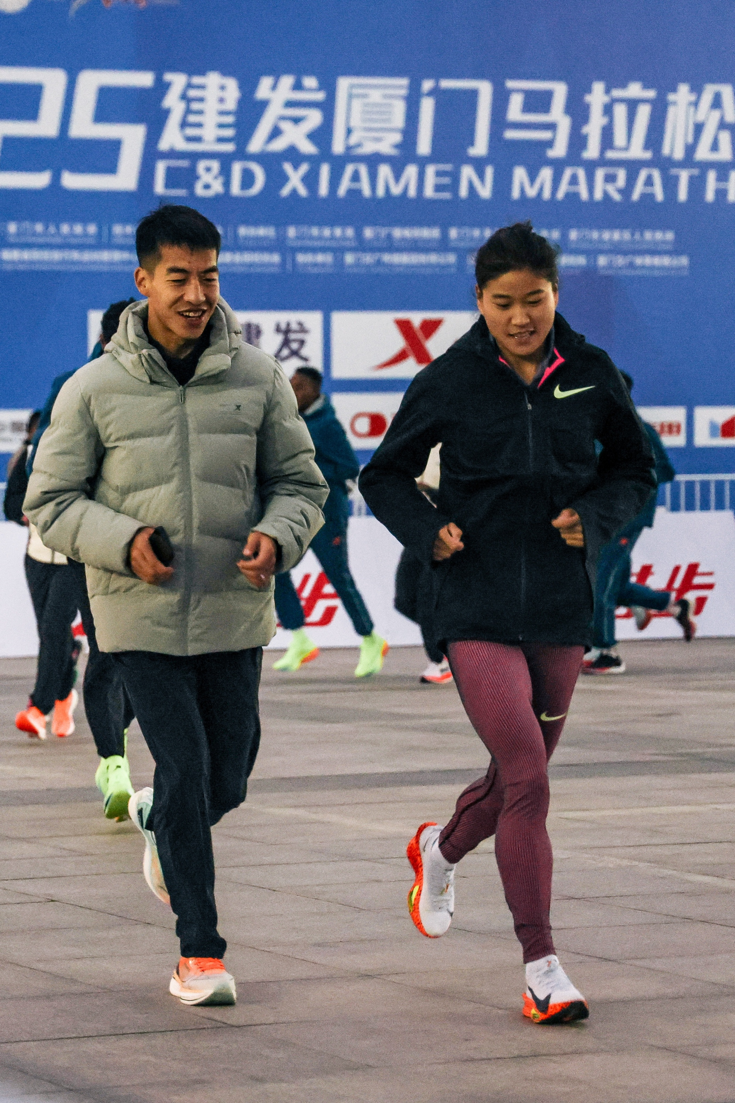 2:29:04张新艳，夺得2025厦门马拉松国内女子冠军 98跑陪你聊跑步  厦