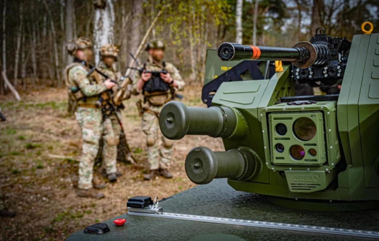 比利时步兵，也在演练与无人车的协同作战。
所以说，无人兵器，你在发展，别人也在发