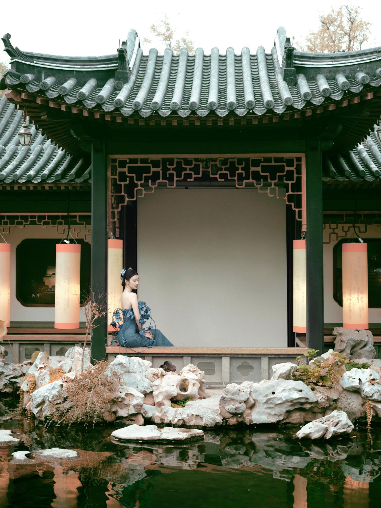 王家第一美女，王楚然！！！！
古风庭院中的优雅女子，静谧的氛围，宛如画中人。